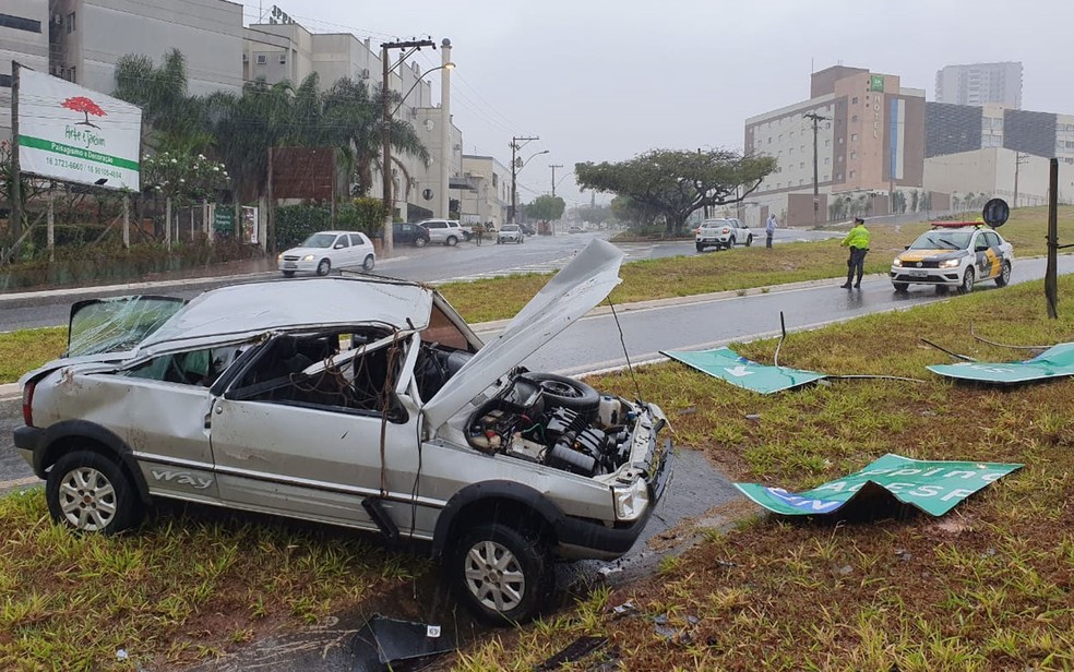 Carro ficou destrudo aps capotar na Rodovia Candido Portinari, em Franca, SP  Foto: Nathlia Henrique/EPTV