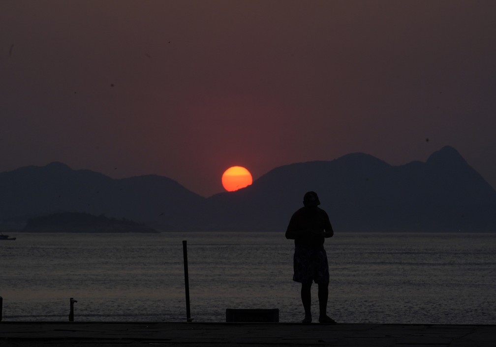 02/10/2020 - O nascer do sol do dia que deve ser o mais quente do ano na cidade do Rio de Janeiro — Foto: Marcos Serra Lima/G1
