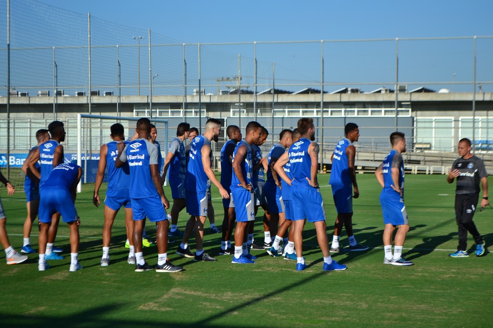 Rogerinho passa treino aos atletas (Foto: Eduardo Moura)