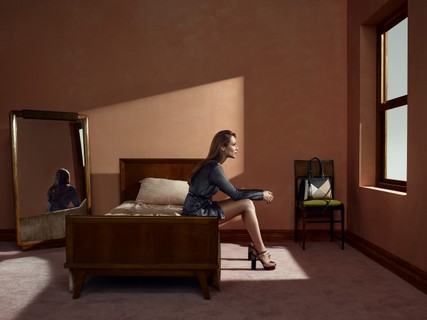 Inspirada nas obras de Edward Hopper, pintor realista norte-americano, a campanha de inverno 2016 da Corello estrela Mariana Ximenes e reflete o mistério e atmosfera intrigante através das lentes de Gui Paganini