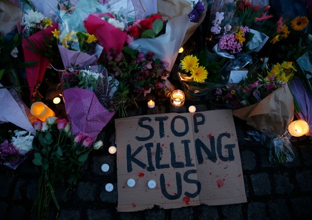 LONDON, ENGLAND - MARCH 13: A sign saying "STOP KILLING US" is seen among the flowers and candles on Clapham Common where floral tributes have been placed for Sarah Everard on March 13, 2021 in London, England. Vigils are being held across the United King (Foto: Getty Images)