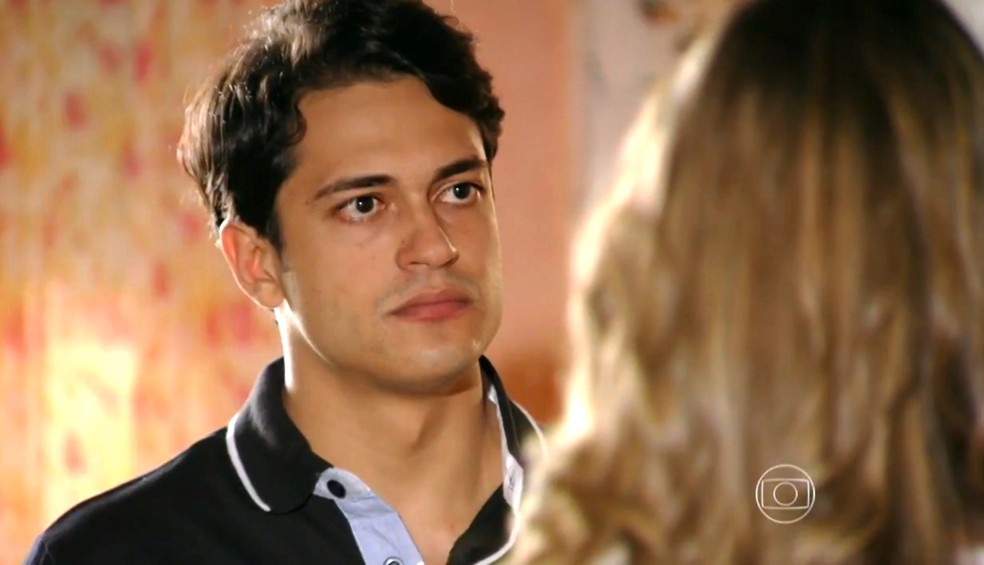 Hélio (Raphael Vianna) nega ligação com Dionísio (Sérgio Mamberti) em crime - 'Flor do Caribe' — Foto: Globo