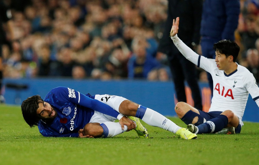 Meia do Everton logo levou a mão à perna direita — Foto: Reuters