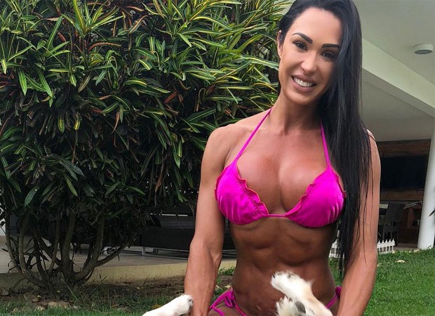 De Biquininho Rosa Gracyanne Barbosa Exibe Corpão Supermusculoso Beleza Sensual 2026