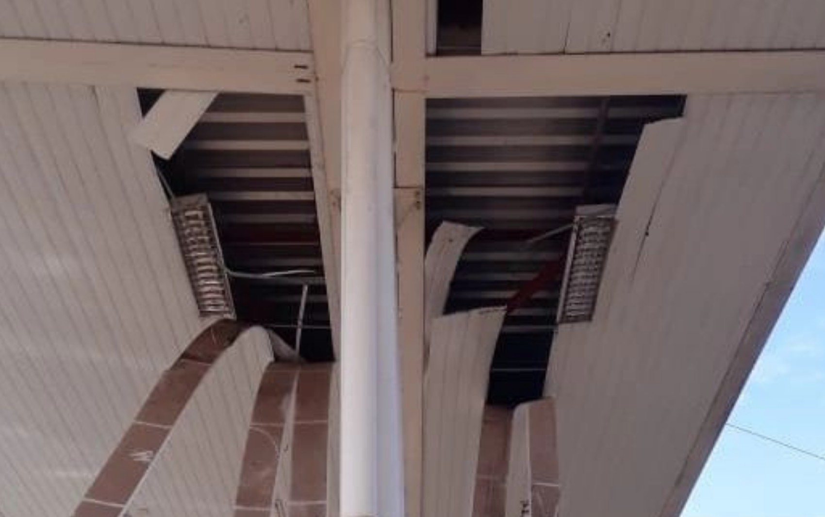 Forro de terminal de ônibus é danificado após vandalismo em Ribeirão Preto, SP