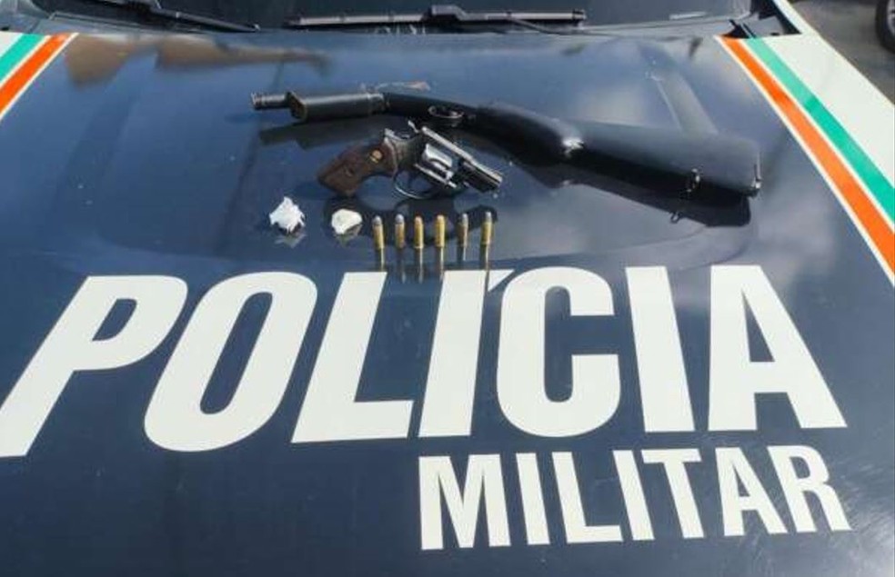 Um revólver e uma arma artesanal foram apreendidos com os suspeitos de roubo com restrição de liberdade. — Foto: Polícia Militar/ Divulgação