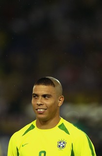 Ronaldo (Brasil): o penteado "Cascão" do atacante brasileiro virou moda entre as crianças após o pentacampeonato mundial, em 2002