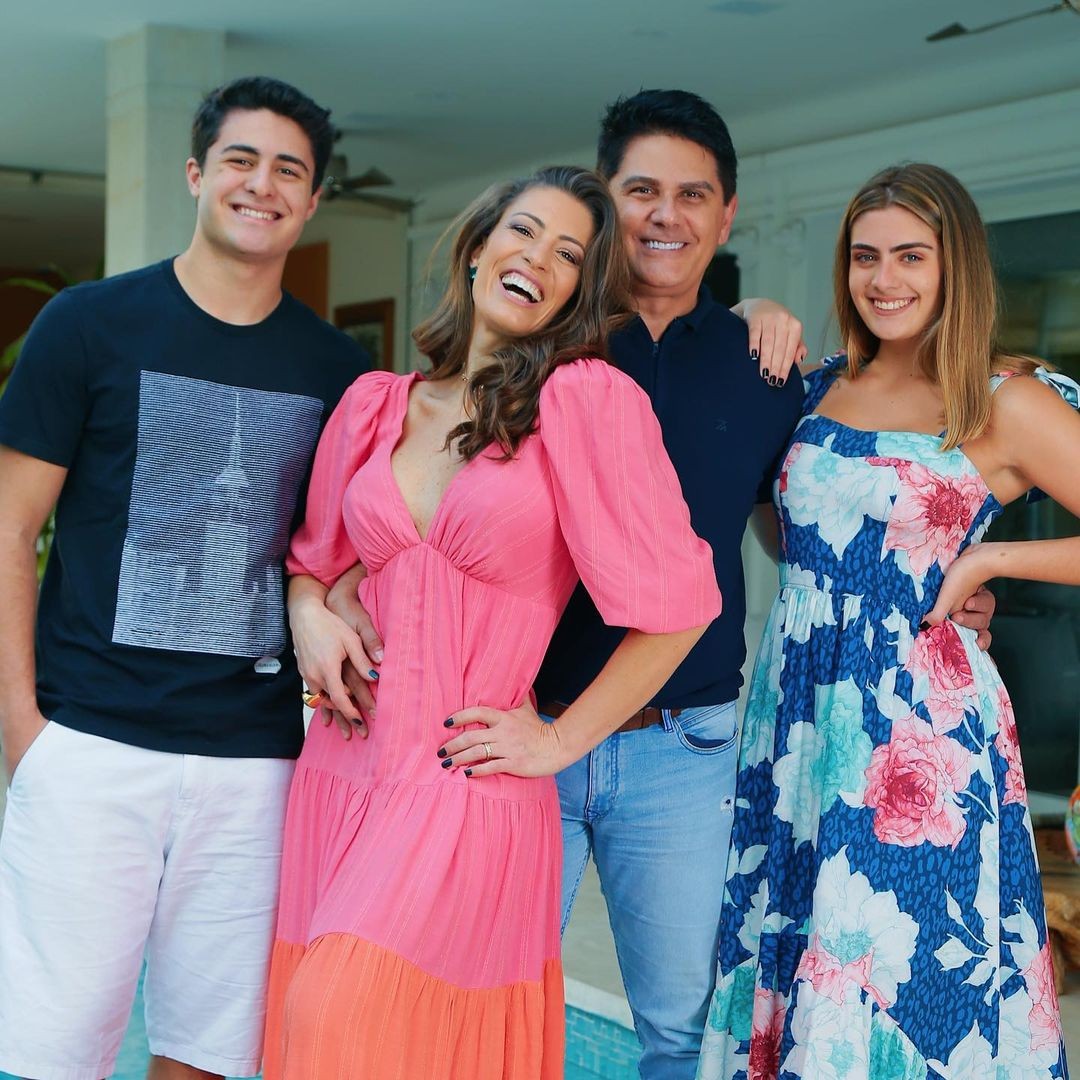 Cesar Filho e Elaine Mickely com os filhos, Luigi e Luma (Foto: Reprodução/Instagram)