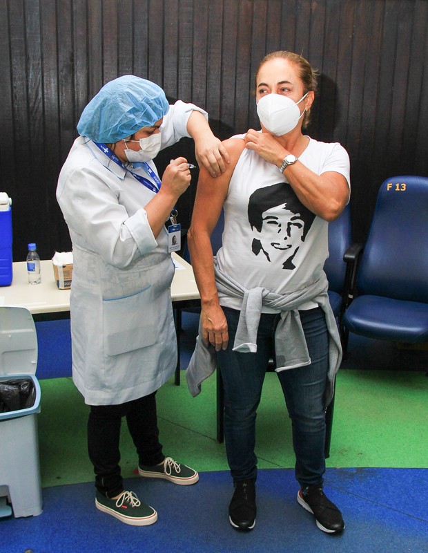Cissa Guimarães toma segunda dose de vacina contra Covid-19 (Foto: Fabricio Pioyani/AgNews/)