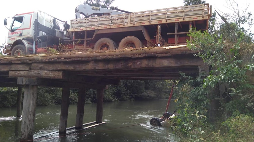 Veículo foi guinchado — Foto: Corpo de Bombeiros/Divulgação