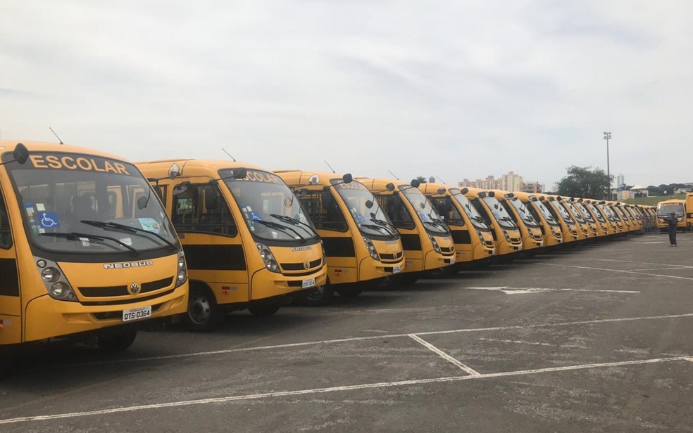 Bolsonaro faz a entrega de 214 ônibus escolares em Goiânia  — Foto: Vitor Santana/G1