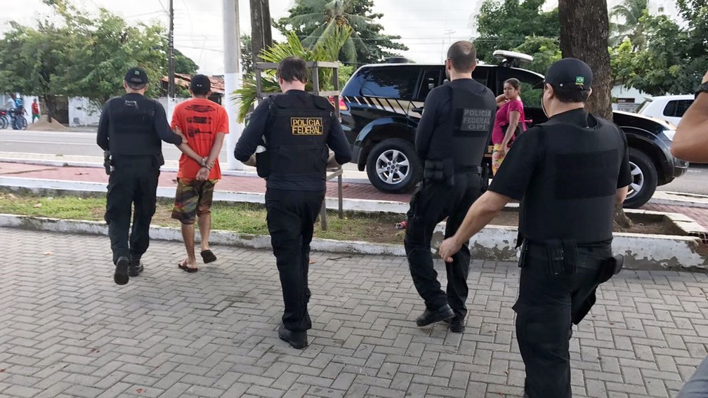 Polícia Federal cumpre mandado de prisão na Região Metropolitana de João Pessoa (Foto: Walter Paparazzo/G1)