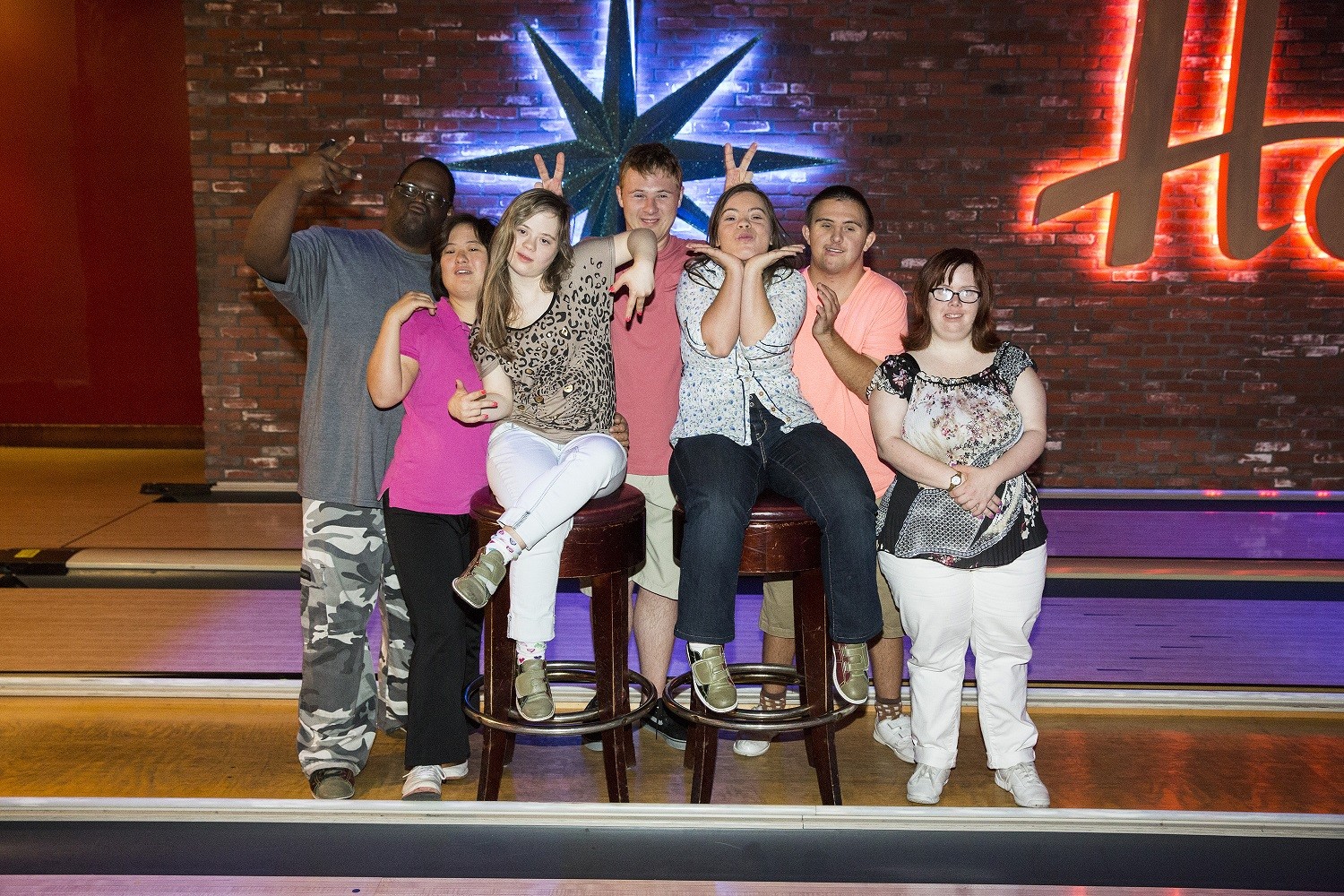 Participantes do reality show 'Minha Vida com Síndrome de Down' se divertem juntos jogando boliche (Foto: Divulgação A&E)
