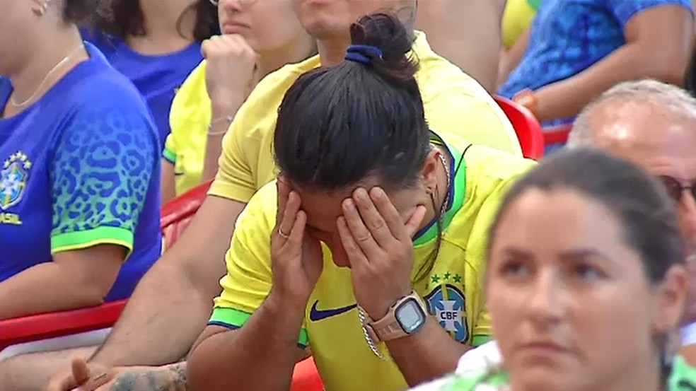 Torcedora em praia de Fortaleza no jogo entre Brasil e Croácia. — Foto: Reprodução/TV Verdes Mares