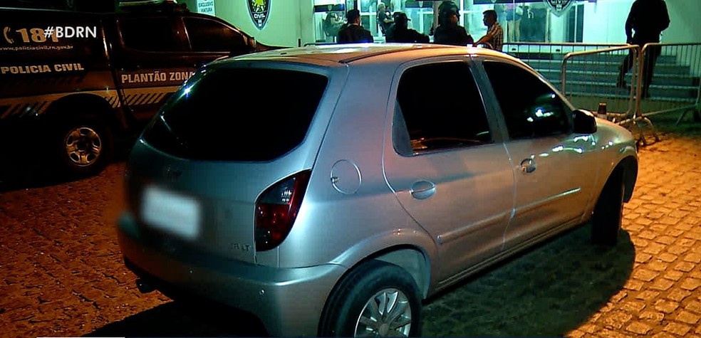 PM afastado usou próprio carro para fazer assalto em Nova Parnamirim. Ele foi preso pela Guarda Municipal. — Foto: Reprodução/Inter TV Cabugi