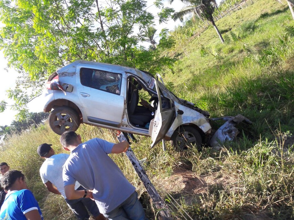 Carro foi parar em cima da cerca após batida (Foto: Polícia Militar/Divulgação)