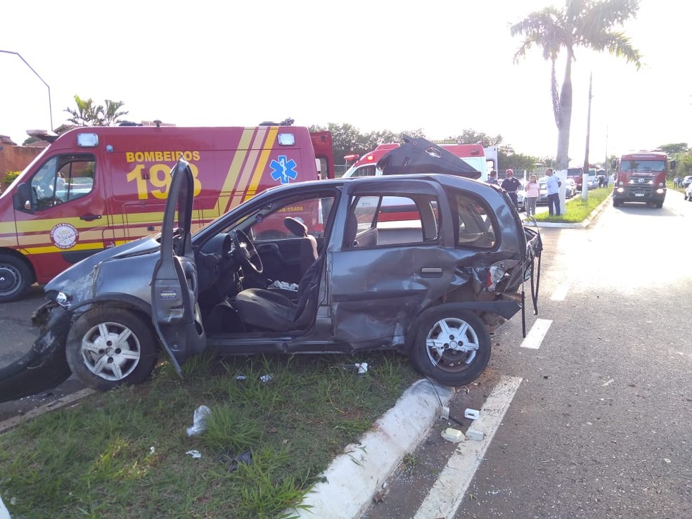 Dois motoristas ficam feridos em acidente de trÃ¢nsito em Itapetininga â€” Foto: Jamie Rafael/TV TEM