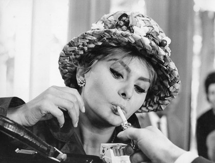 No início dos anos 60, fumar ainda transmitia uma imagem de elegância, até mesmo entre as mulheres.