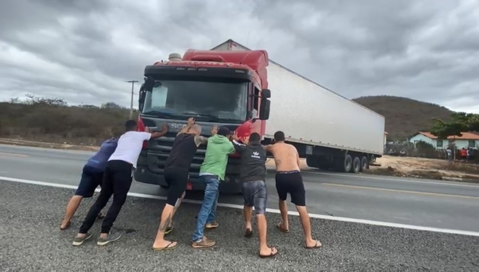 Carreta interdita BR-116 e causa congestionamento de mais de 10 km na Bahia — Foto: Reprodução/TV Bahia
