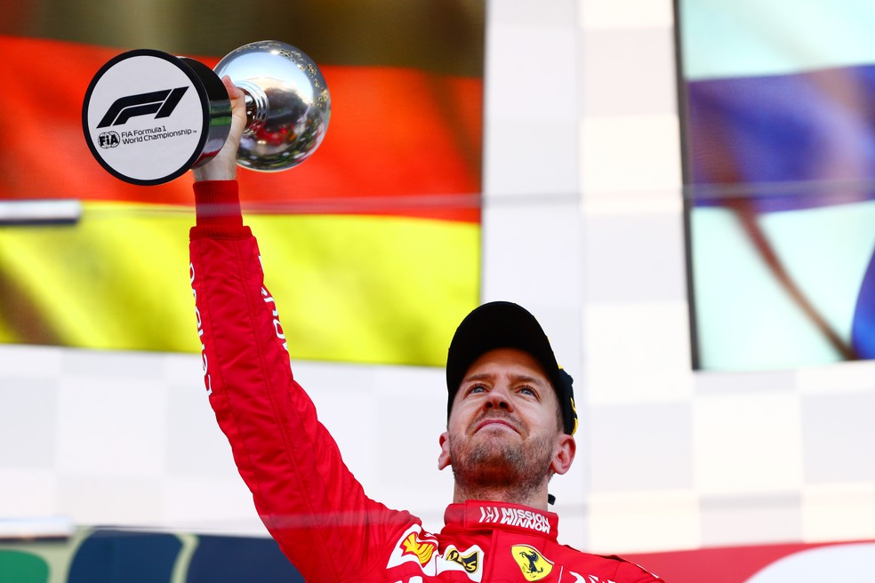 Sebastian Vettel ergue troféu do segundo lugar em Suzuka — Foto: Getty Images