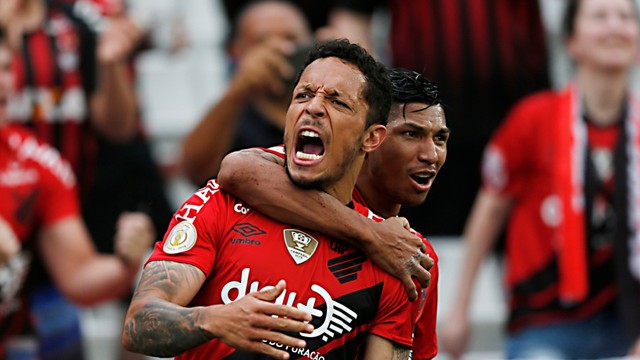 Adriano e Rony, do Athletico-PR, na partida contra o Goiás