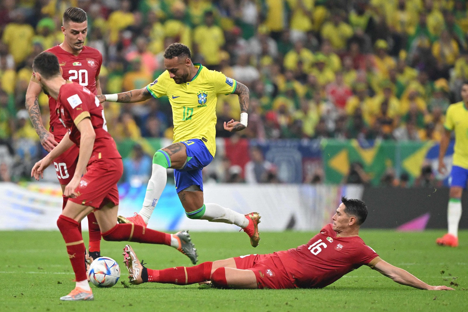 Neymar tenta passar por jogadores sérvios — Foto:  ANDREJ ISAKOVIC / AFP