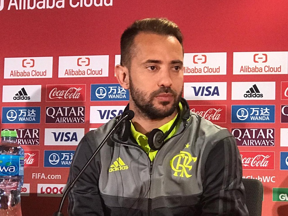 Everton Ribeiro concede coletiva em Doha na v&eacute;spera da final do Mundial entre Flamengo e Liverpool &mdash; Foto: Cah&ecirc; Mota / GloboEsporte.com