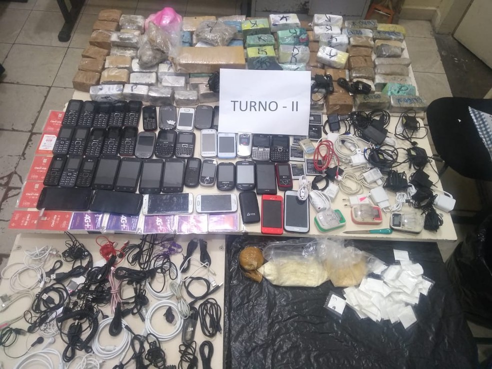 Suspeitos abandonaram quatro mochilas com centenas de objetos que deveriam ser entregues para detentos em Mongaguá. — Foto: Divulgação/SAP