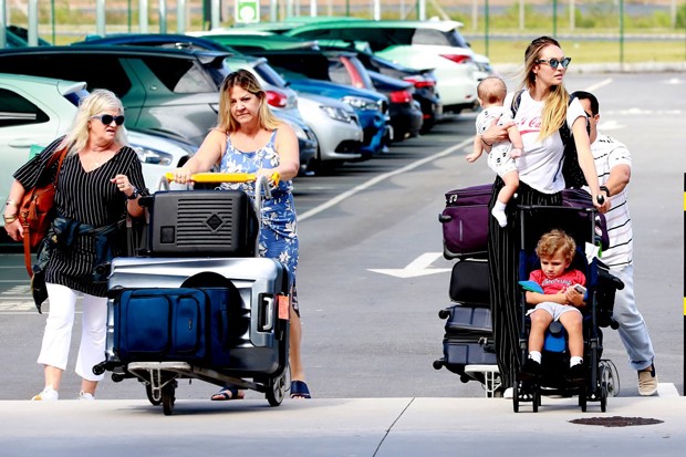 Candice Swanepoel embarca com a familia para os EUA  (Foto: AgNews)