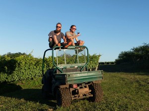Os dois &#39;exploradores&#39; no Uruguai (Foto: Wine Explorers/Divulgação)