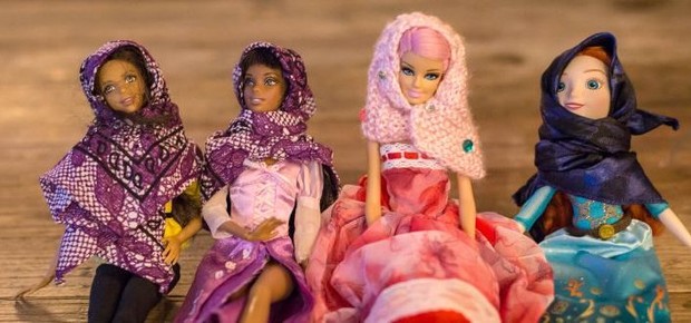 Projeto Hello Hijab vende lenços para bonecas, com renda revertida para comunidades que lutam pela inclusão nos EUA (Foto: Reprodução/Facebook)