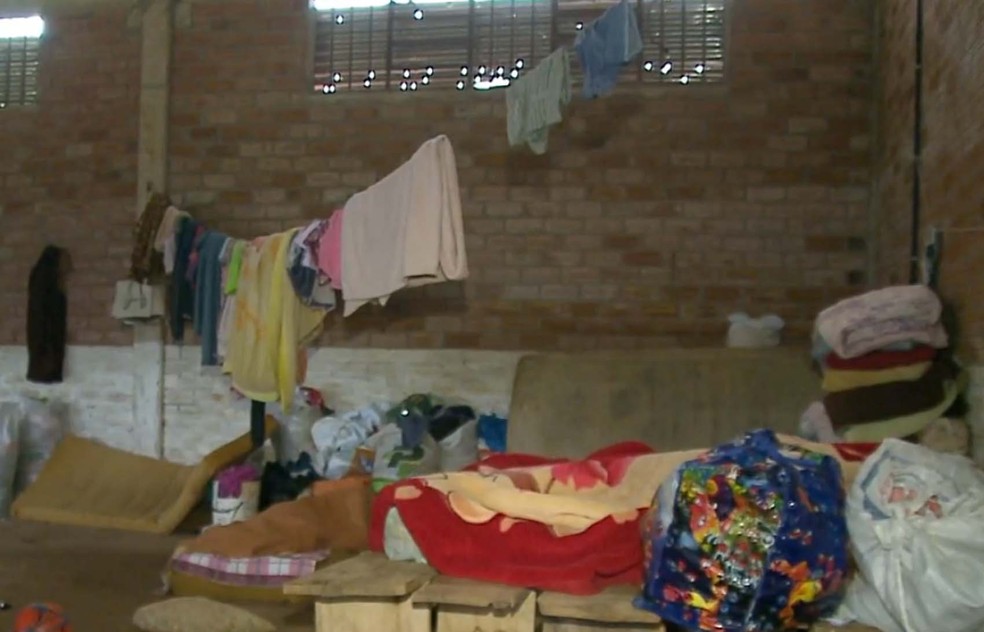 Famílias estão abrigadas em ginásio improvisado em Erebango (Foto: Reprodução/RBS TV)