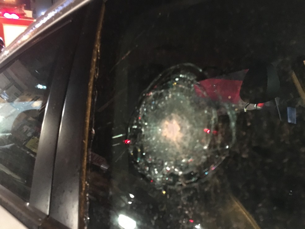 Vidro de carro blindado, que foi roubado pelos bandidos, ficou com marca de tiros, em JaboatÃ£o â Foto: Oton Veiga/TV Globo 