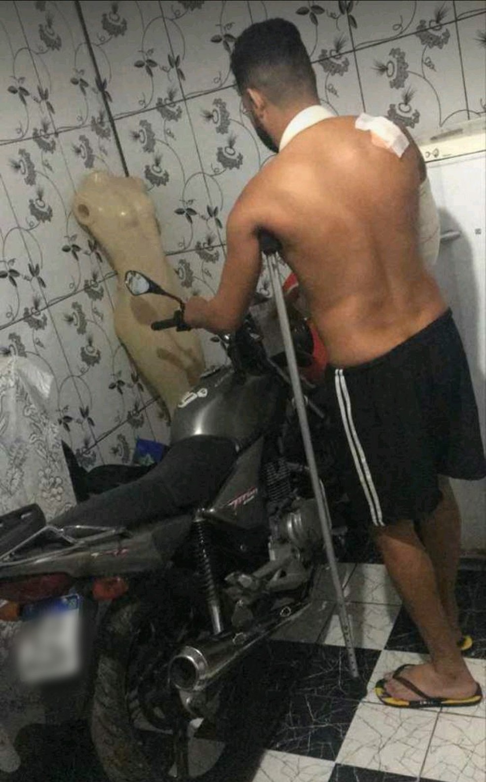 Natan Ferreira, de 25 anos, ganhou moto de amigos após sofrer acidente — Foto: Arquivo pessoal/Ramon Correia