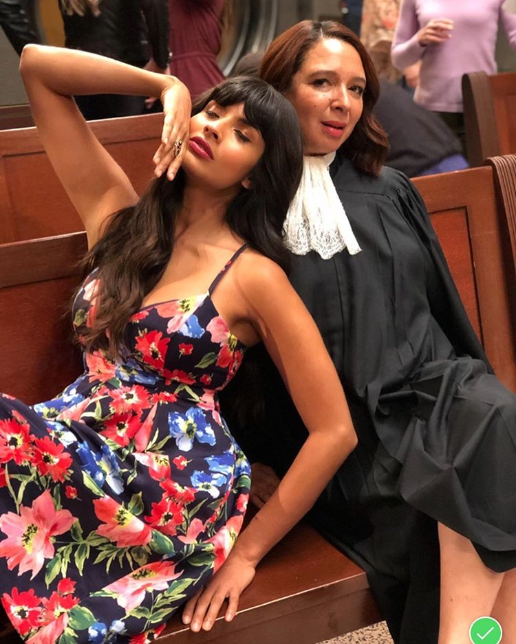 Jameela Jamil e Maya Rudolph no set de The Good Place (Foto: Reprodução: Instagram)