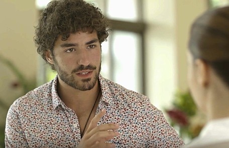 Após viajar para São Paulo atrás de Luna, Juan (José Condessa) precisará voltar com urgência para o México para cuidar do pai TV Globo