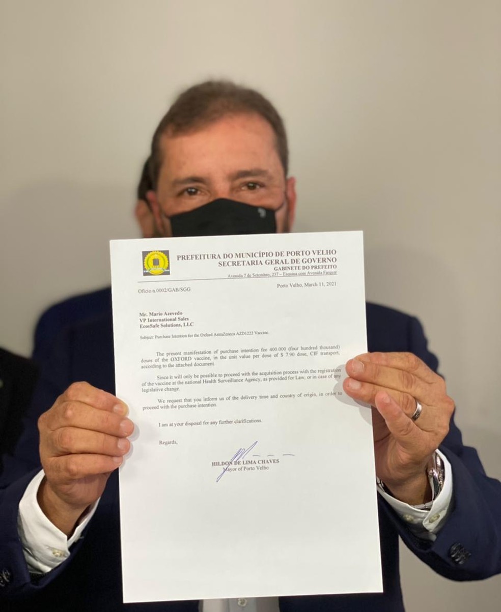 Prefeito Hildon Chaves mostra termo de compra da vacina AstraZeneca  — Foto: Twitter/Hildon Chaves