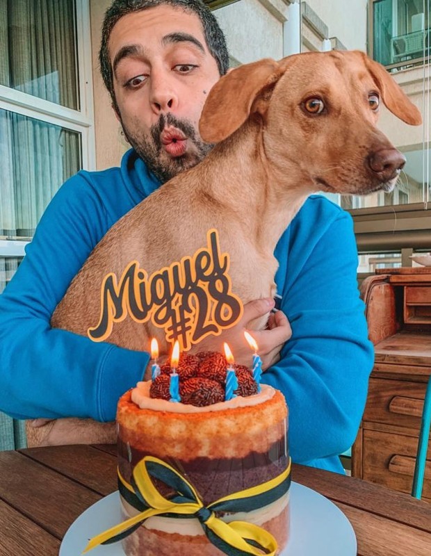 Miguel Rômulo e seu cachorro, Quincas (Foto: Reprodução/Instagram)