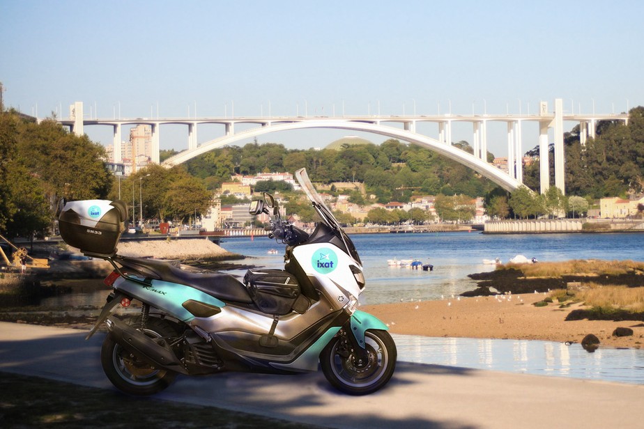 Moto do aplicativo Ixat à beira do Rio Douro, no Porto