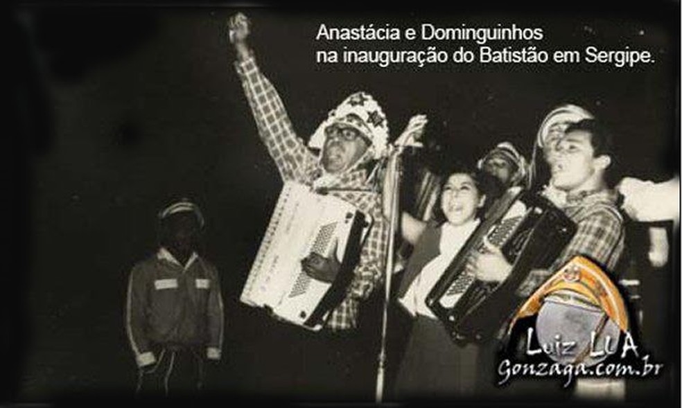 Luiz Gonzaga (com o brao levantado) toca com Dominguinhos e Anastcia no Batisto  Foto: Memorial de Sergipe