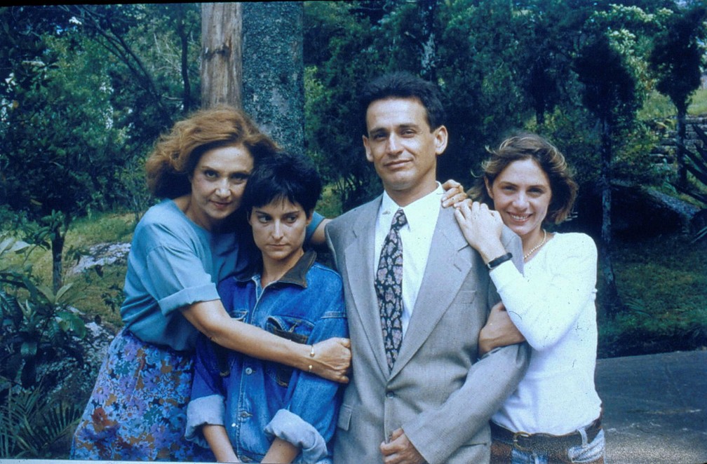 Eva Wilma, Daniela Visco, Vicente Barcellos e Carla Camuratti em 'Você Decide: A Louca', de 1992 — Foto: Acervo Grupo Globo