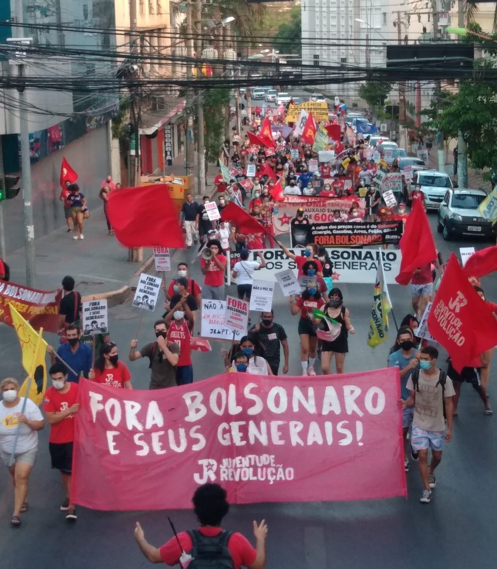 Manifestantes fazem marcha pelas ruas de Cuiabá em protesto contra Bolsonaro — Foto: Luana Souto/Adufmat
