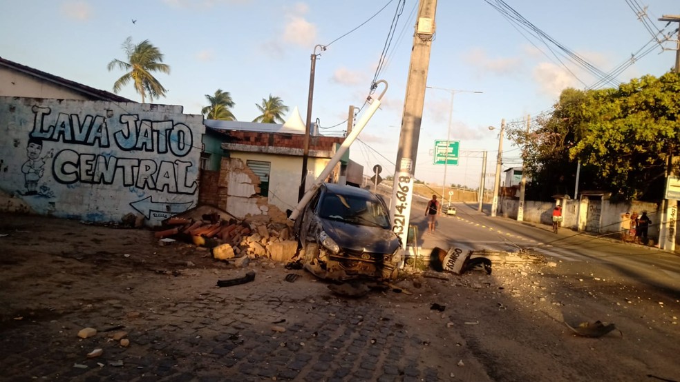 Carro derruba muro na Zona Norte de Natal — Foto: Cedida