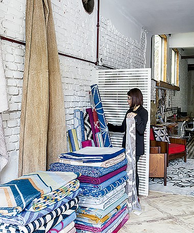 Espaço de exposição: no ateliê com pé-direito alto e espaço amplo, a gerente Morgana de Carvalho mostra os tapetes (Foto:  Lufe Gomes/ Editora Globo)