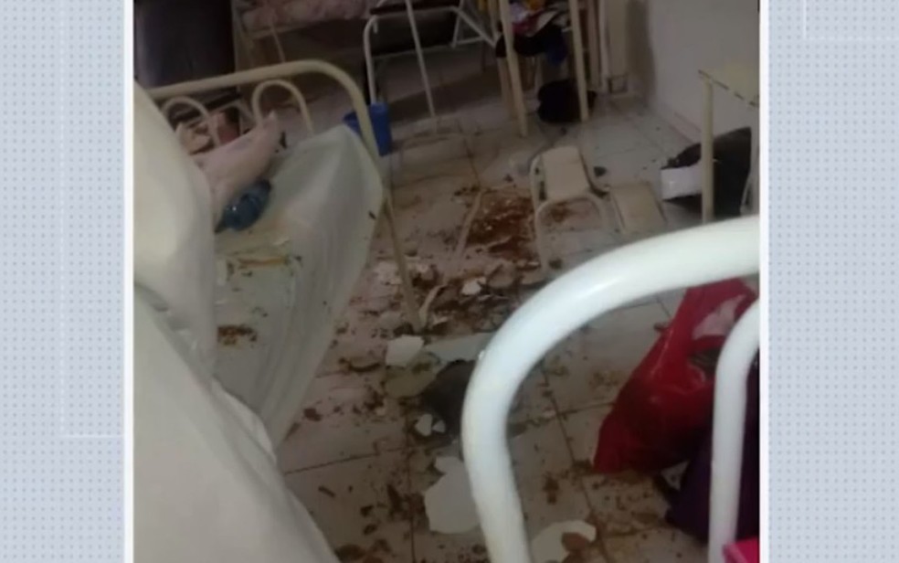 Paciente ficou ferido após ser atingido por parte de reboco de teto em Teixeira de Freitas.  — Foto: Reprodução / TV Bahia