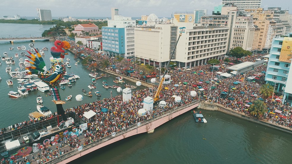 Galo da Madrugada levou milhares de foliões às ruas do Recife — Foto: Reprodução/TV Globo