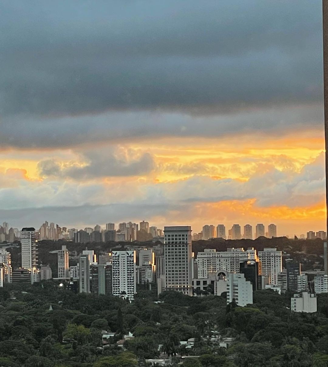 Isis Valverde publica álbum de fotos em São Paulo e arranca suspiros (Foto: Reprodução / Instagram)