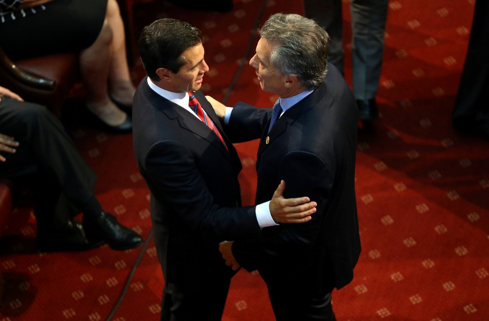 Presidente do México, Enrique Pena Nieto, cumprimenta o presidente da Argentina, Mauricio Macri, em cerimônia de posse.  (Foto:  Ivan Alvarado/Reuters)