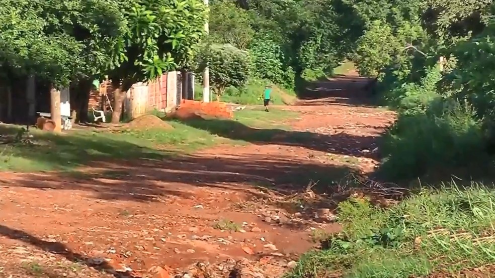 Prefeitura disse que tem conhecimento dos buracos em ruas de terra em Andradina — Foto: Reprodução/TV TEM