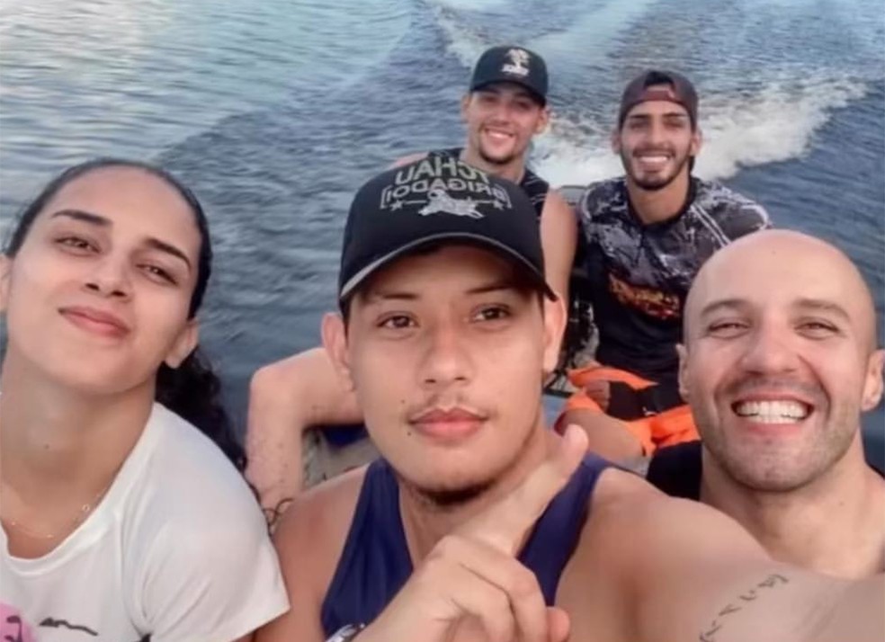 Agenor Tupinambá e o namorado, Lucas Leite, aparecem entre amigos — Foto: Reprodução / Instagram